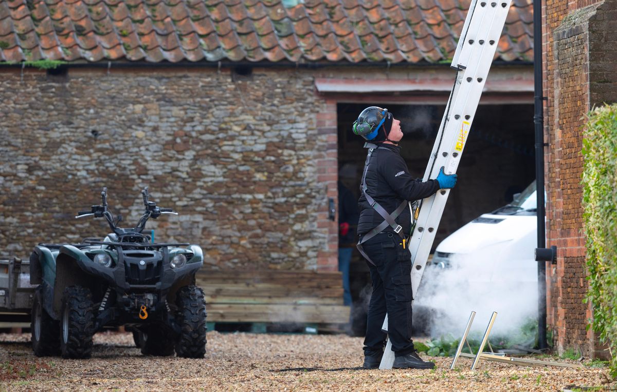 Sky engineers seen at Marsh Farm today 