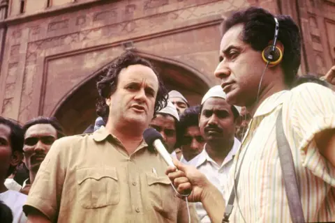 Getty Images Bureau Chief of BBC in India Sir Mark Tully recording a despatch from the historic Jama Masjid in Delhi, May 10, 1994.
