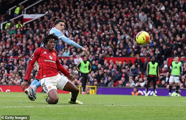 Patrick Dorgu seals victory for United on Saturday, beating Rico Lewis to the ball to make it 2-0