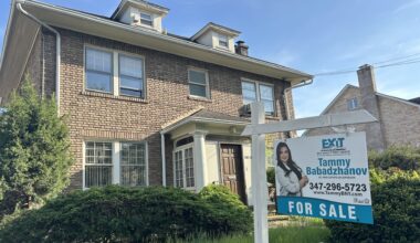 Trump says U.S. to ban large investors from buying homes