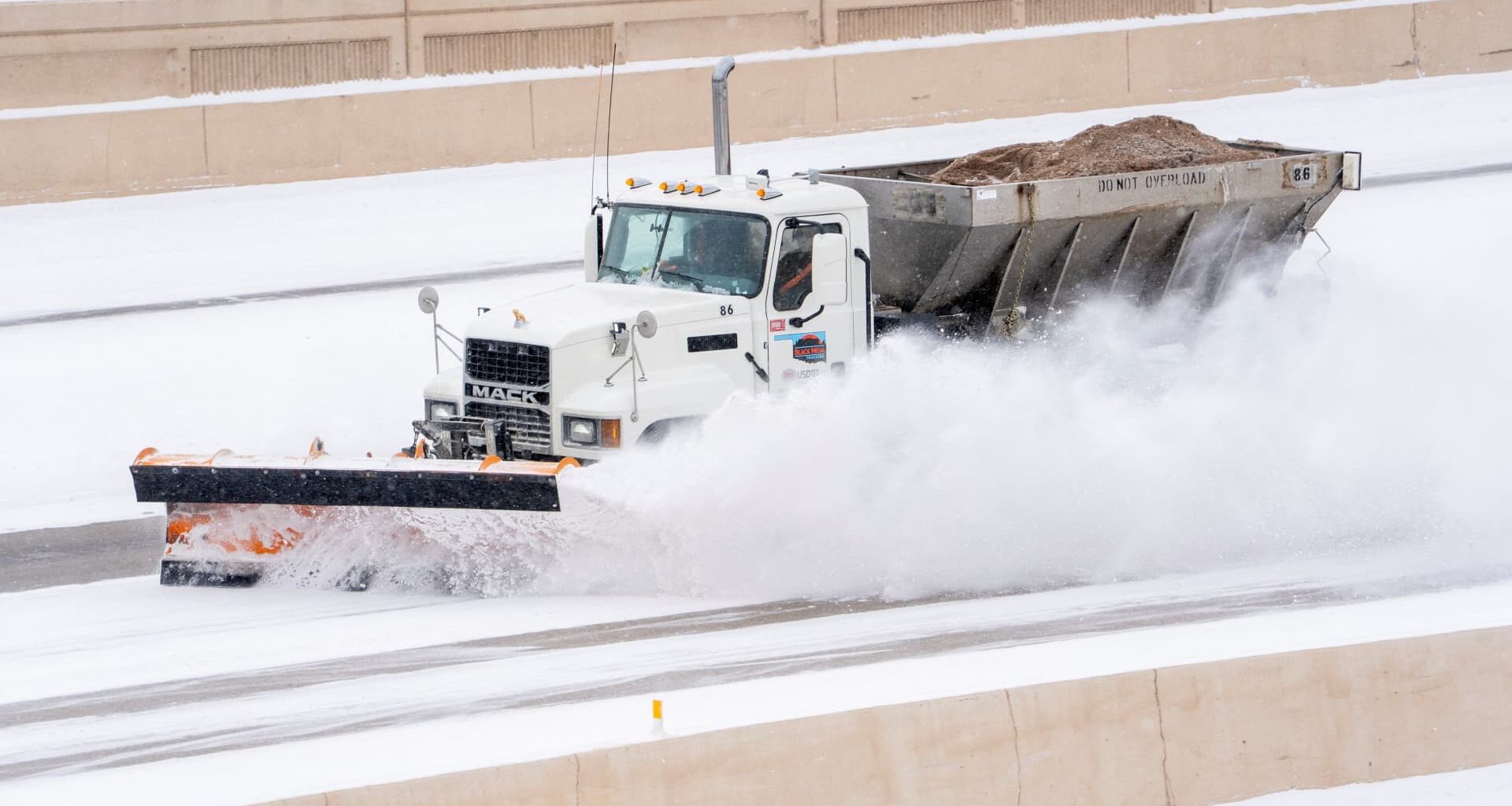 U.S. storm leaves 670,000 without power, forces major flight cancellations