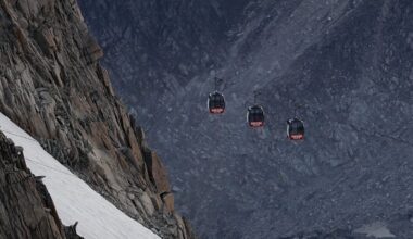At least six people injured and 100 evacuated after Italy cable car crash