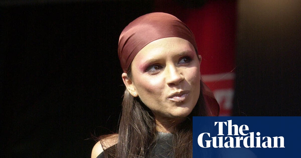 Victoria Beckham tops UK singles sales chart as fans show support over Brooklyn feud | Victoria Beckham