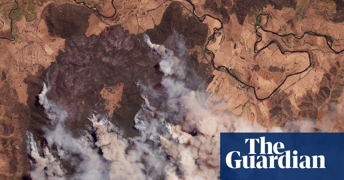 One person dead as PM visits bushfire-ravaged towns with 300 structures destroyed and 350,000 hectares burned | Bushfires
