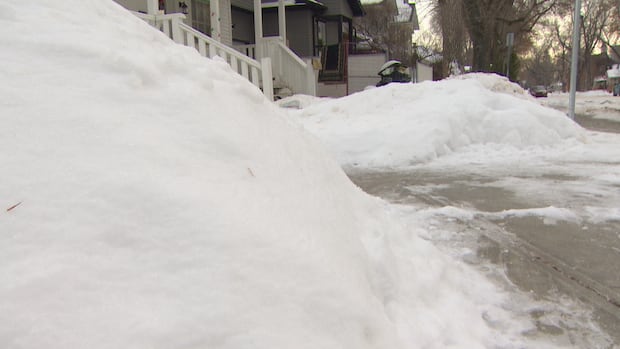 City of Edmonton says back-to-back snowfall events making snow removal a challenge