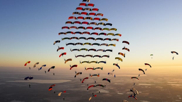 Quebec City skydivers help set new world record for largest parachute formation