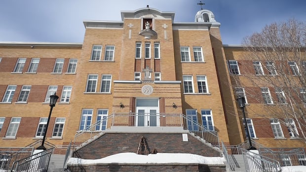 Elderly woman dead after being found outside private Quebec seniors' residence