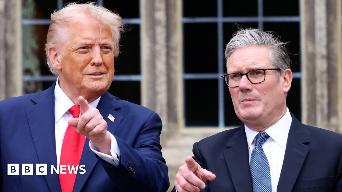 US President Donald Trump and British Prime Minister Sir Keir Starmer point at something in the distance.