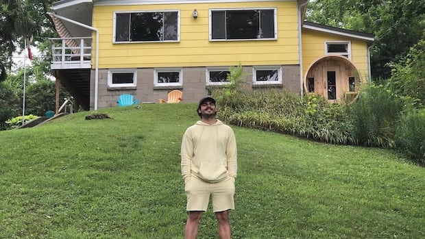 Landlords give mixed reviews to new Airbnb rules now in place in Ontario beach town