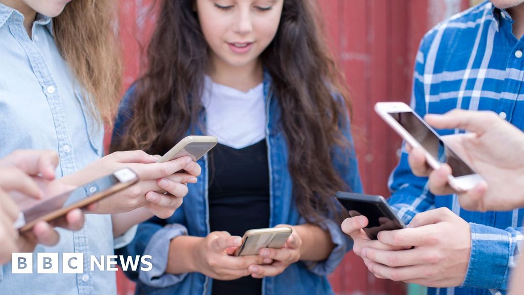 Starmer hints he could back social media ban for under-16s