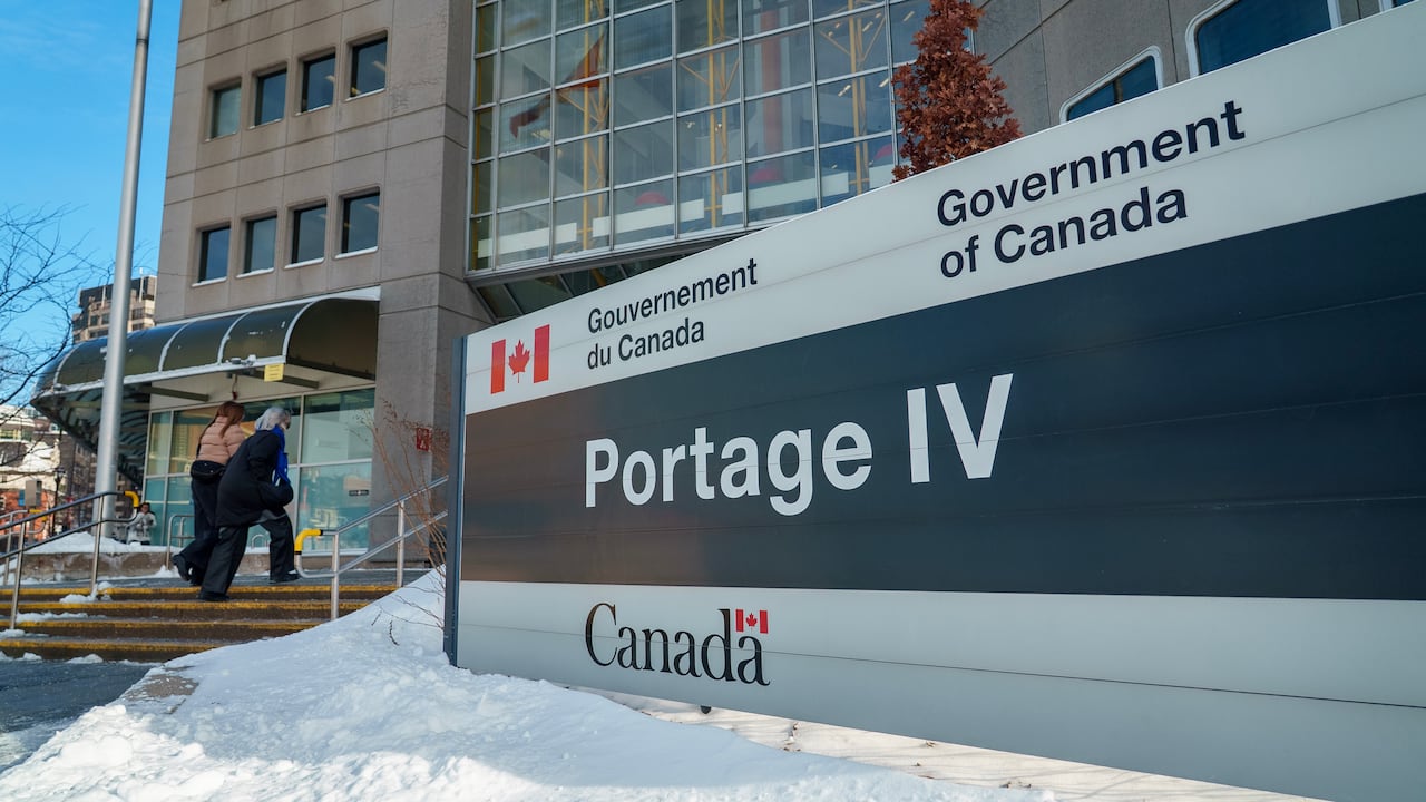 People enter the federal government's Portage IV building in Gatineau in January 2026.