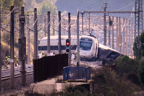 Emergency crews work at the site of a train collision in Adamuz, southern Spain, Monday, Jan. 19, 2026. (AP Photo/Manu Fernandez)