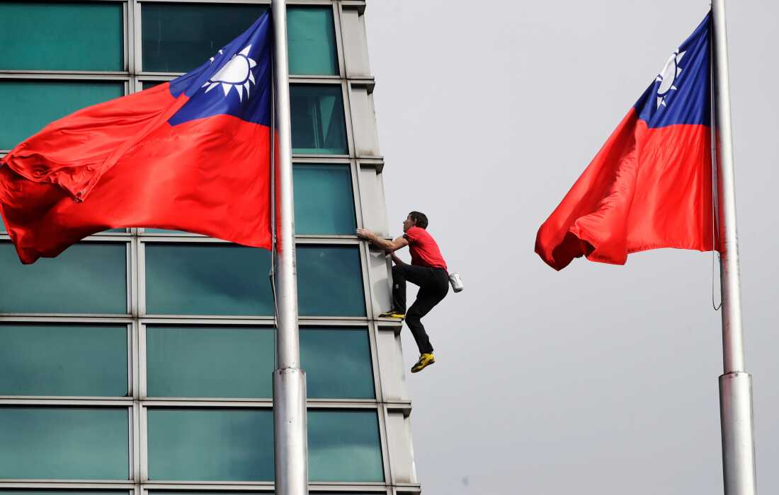 Rock climber Alex Honnold, of the U.S., performs a free solo climb of the Taipei 101 skyscraper in Taipei, Taiwan, Sunday, Jan. 25. 2026. 