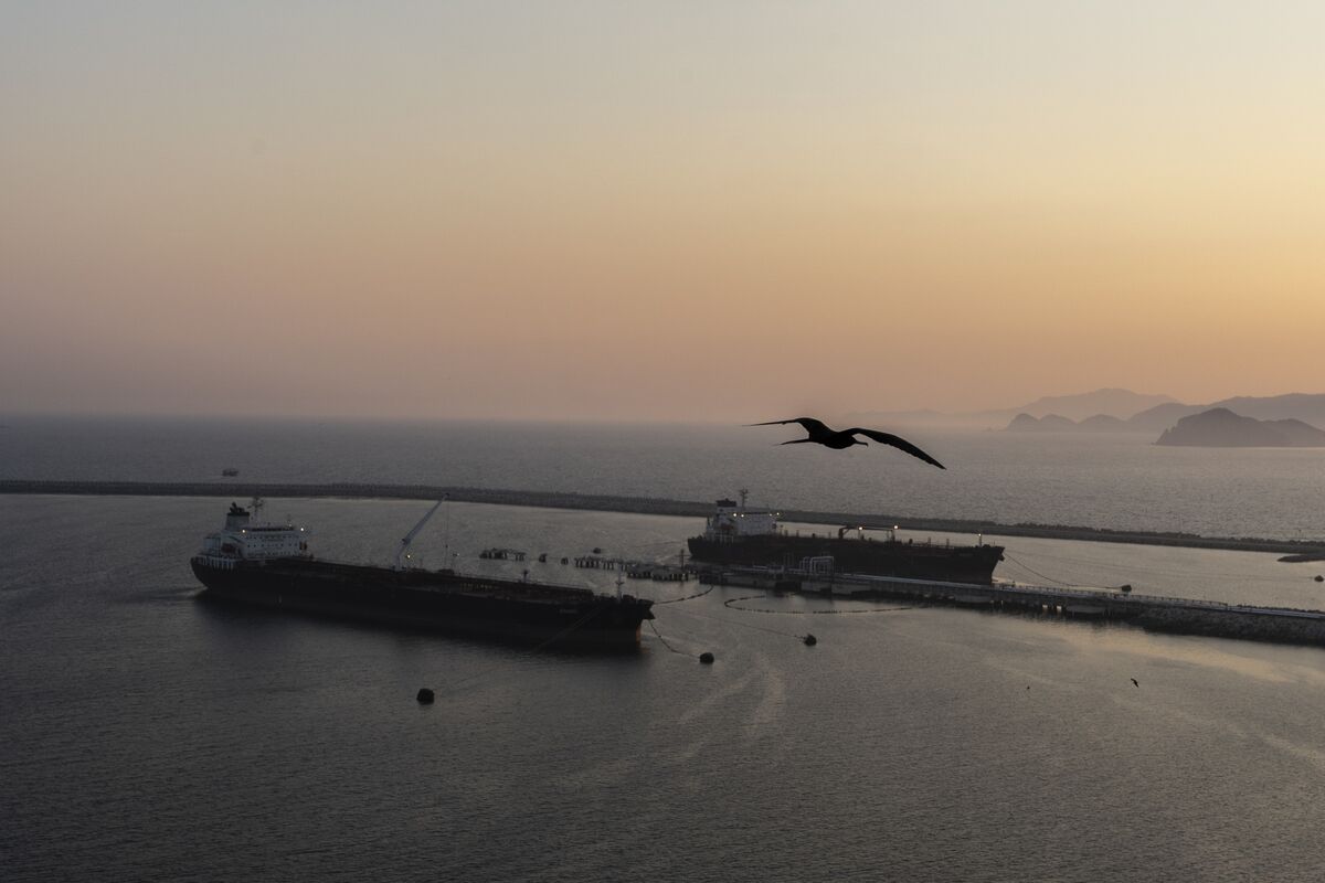 Mexico Shelves Planned Shipment of Oil to Cuba Amid US Tensions - Bloomberg.com