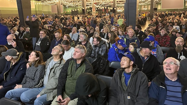 Thousands gather in Calgary's Stampede Park for Alberta independence rally