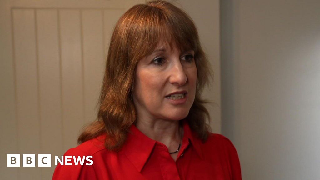 Student loan system 'fair and reasonable', says Reeves - BBC