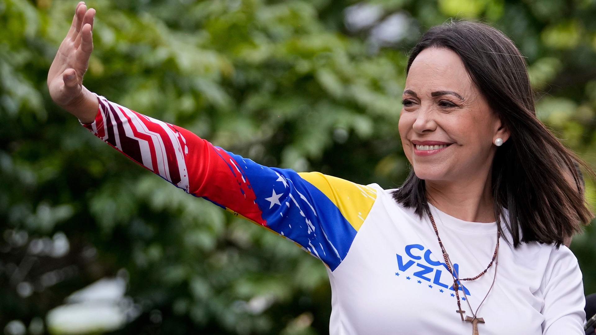 ARCHIVO - La líder opositora María Corina Machado saluda desde lo alto de un camión durante un mitin, en Caracas, Venezuela, el 25 de julio de 2024.