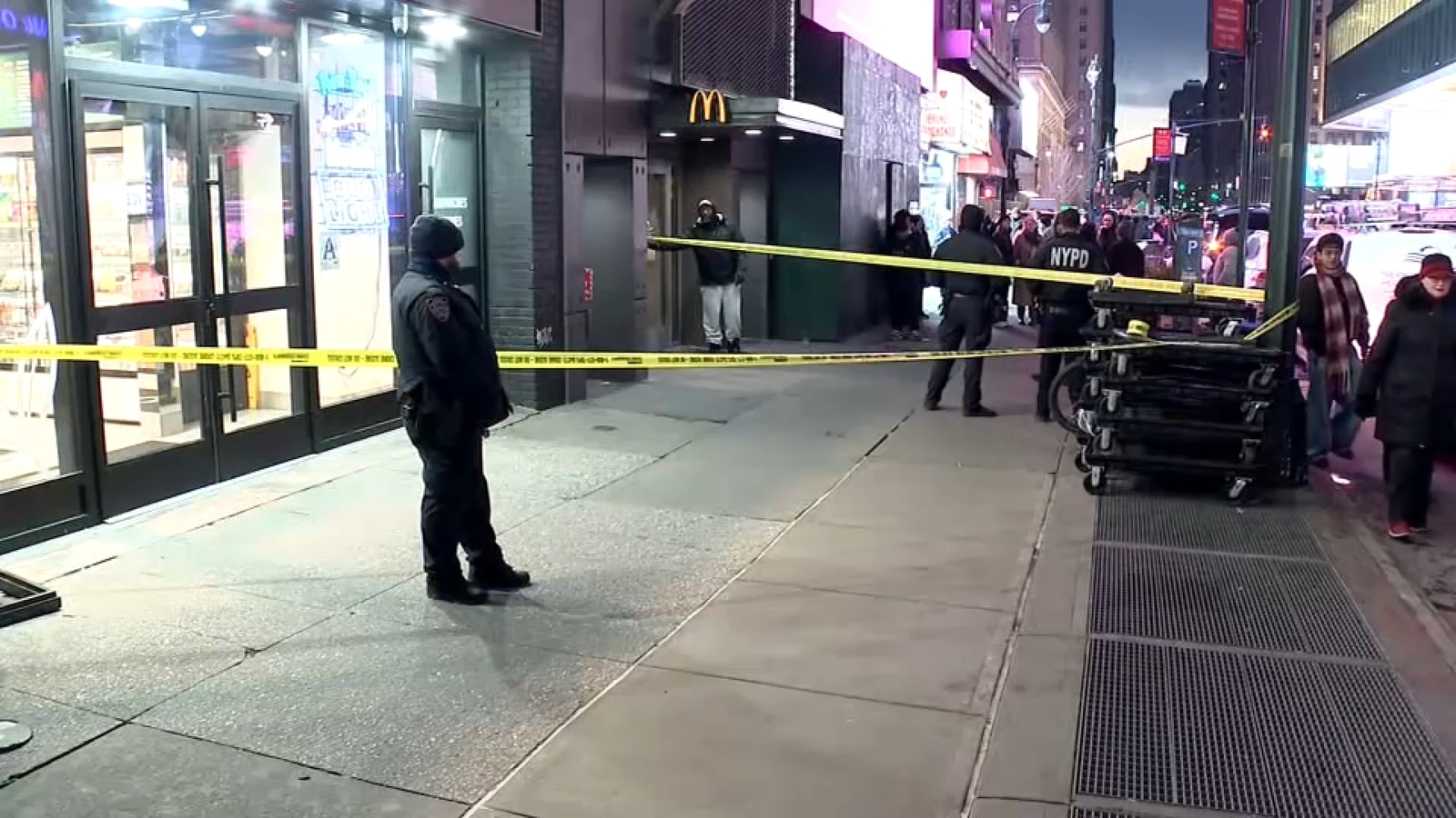Midtown stabbing: 28-year-old man stabbed near Penn Station in Manhattan; no arrests, police say
