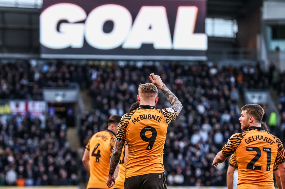 Oliver McBurnie of Hull City celebrates his goal