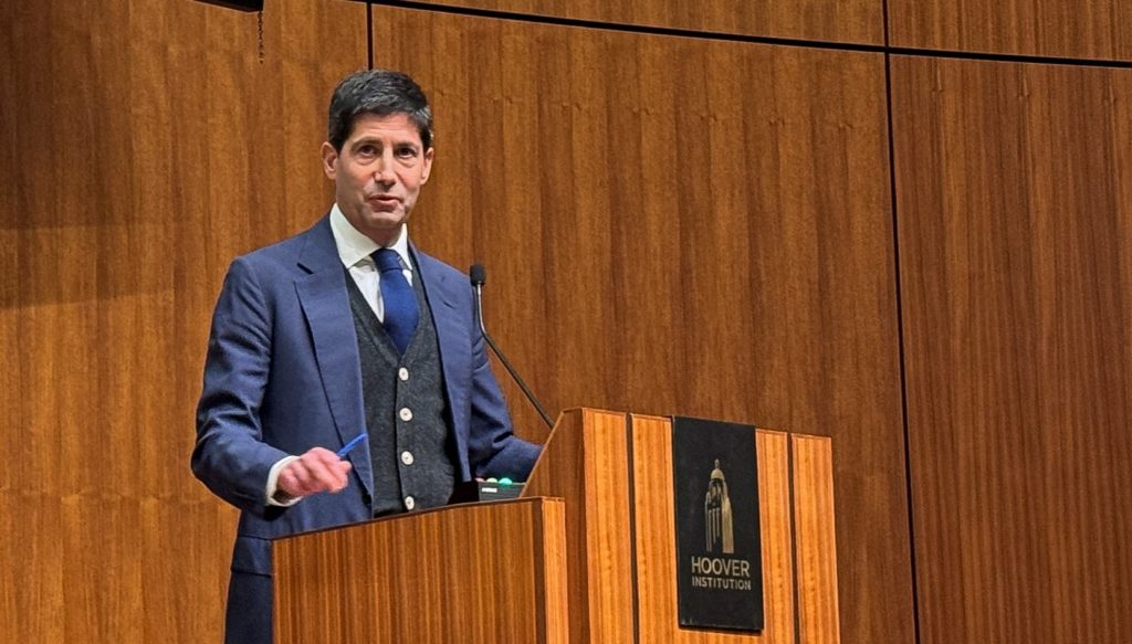 USA-FED/Former U.S. Federal Reserve Governor Kevin Warsh speaks during a monetary policy conference at Stanford University...