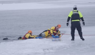 'Be prepared': Volunteers dive into ice rescue training at Bellevue Marina