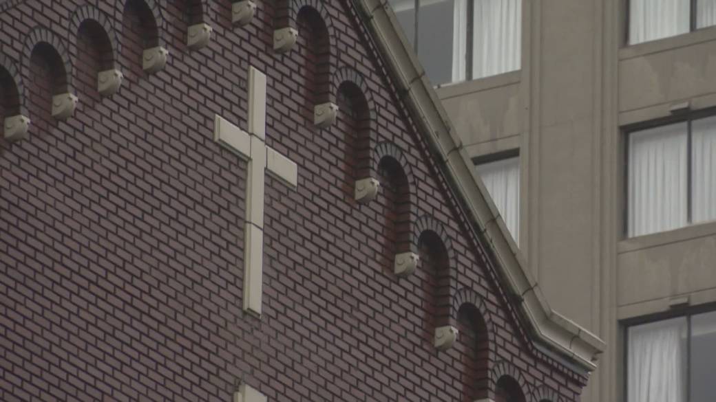 Click to play video: 'MAID charter challenge puts religious-based hospitals in the spotlight'