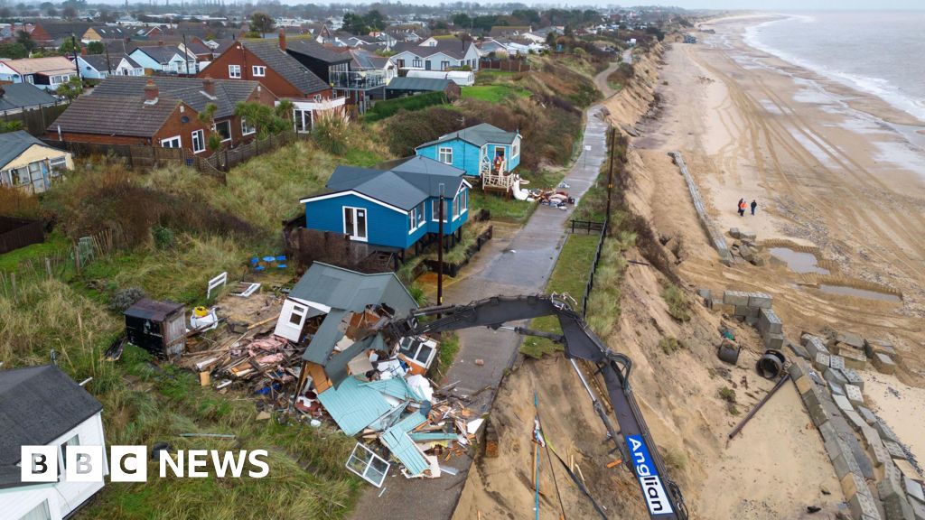 Fourteen clifftop homes in Hemsby face 'imminent' collapse
