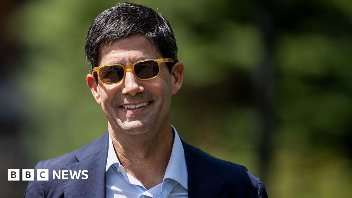 Kevin Warsh, former governor of the US Federal Reserve, wearing sunglasses and smiling at the Allen & Co. Media and Technology Conference in Sun Valley, Idaho, US, on Wednesday, July 9, 2025.