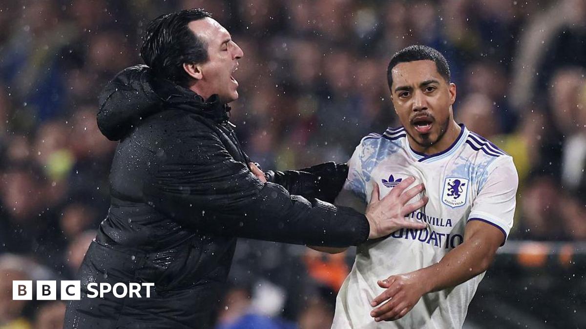 Unai Emery pushes Youri Tielemans in the chest