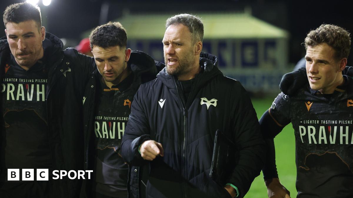 Mark Jones talking to his Ospreys squad