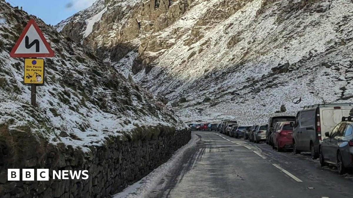 Cars parked along the road at Pen y Pass in Eryri National Park