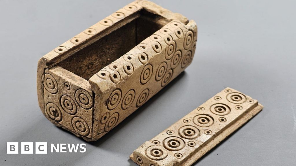 'Extraordinary' Roman era bone box found in Worcestershire town