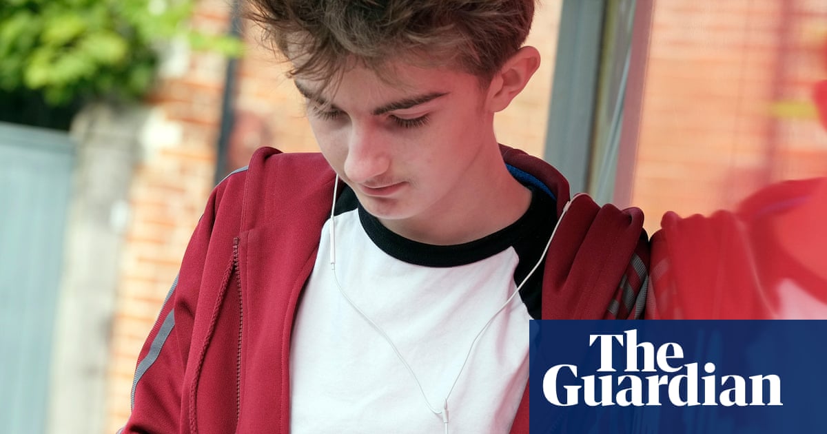 Ban social media for under-16s, top teaching union urges UK government | Social media