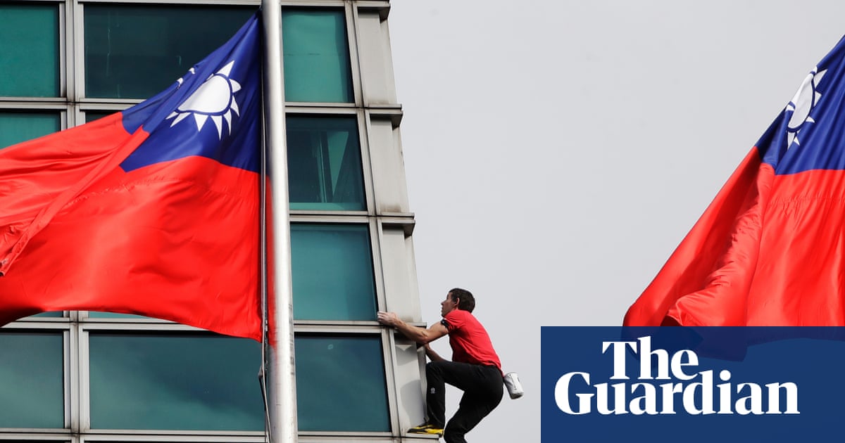 Alex Honnold successfully free solos Taipei 101 in live Netflix climb | Sport