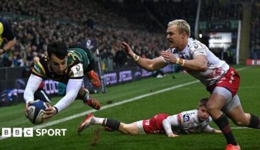 Edoardo Todaro scores a try