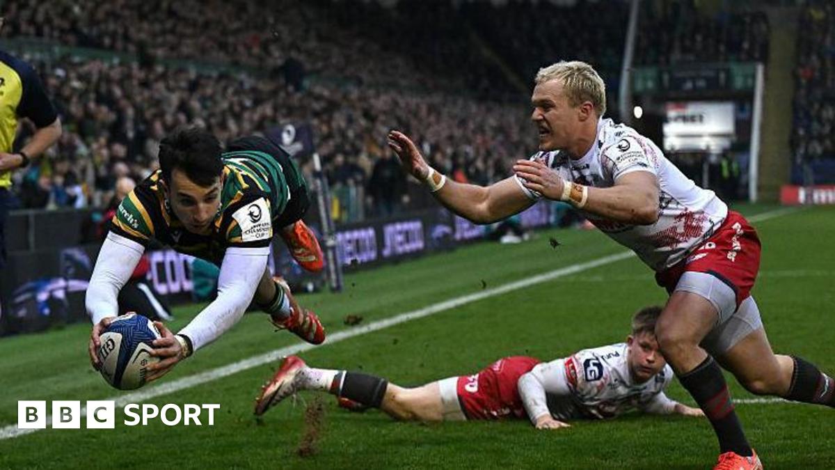 Edoardo Todaro scores a try