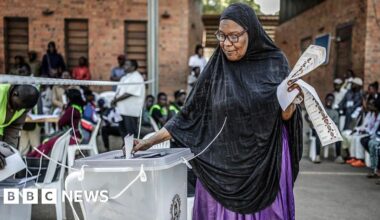 Yoweri Museveni faces Bobi Wine in presidential poll