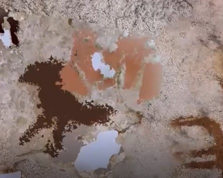 An enhanced image showing the narrow, pointy fingers of the stencil.