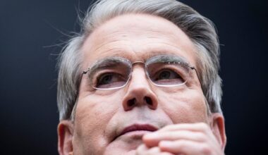 Bessent Says Trump Wants US Control of Greenland to Avoid 'Hot War'