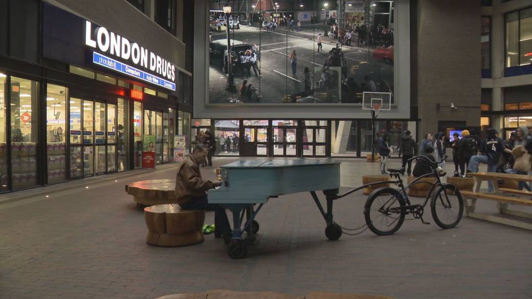 Click to play video: 'London Drugs considers shutting down Downtown Eastside location'
