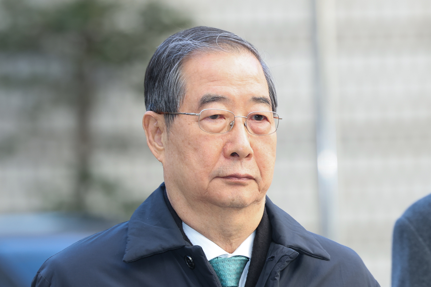 Former Prime Minister Han Duck-soo is seen in front of Seoul Central District Court on Jan. 21. [YONHAP]