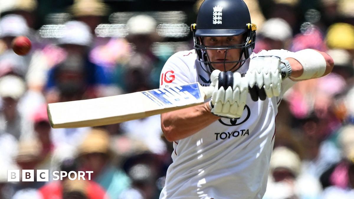 Manchester United head coach Ruben Amorim in a dark winter coat on the touchline before the 1-1 draw with Leeds