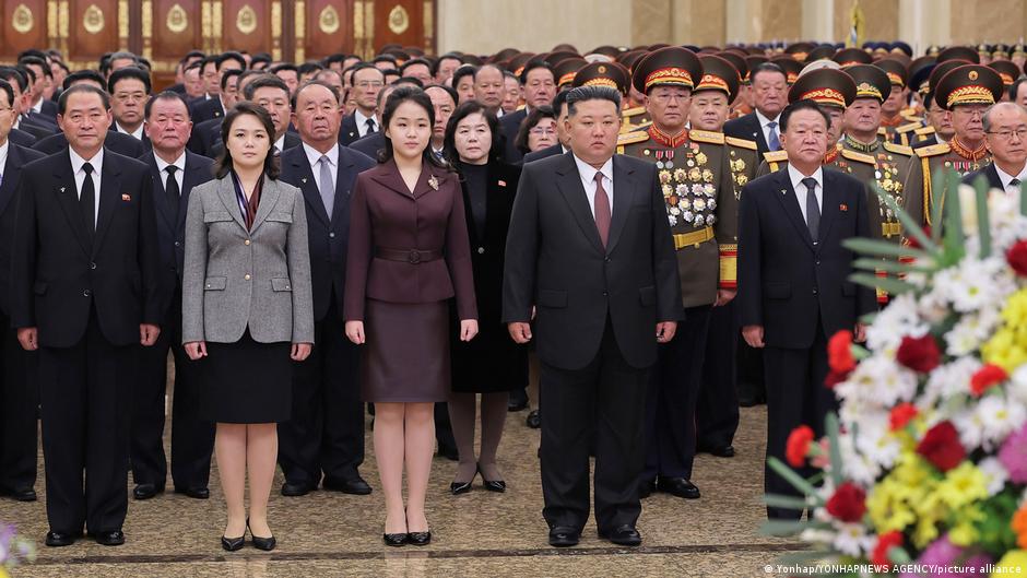 Kim Jong Un's daughter visits mausoleum, fueling heir rumors – DW – 01/02/2026