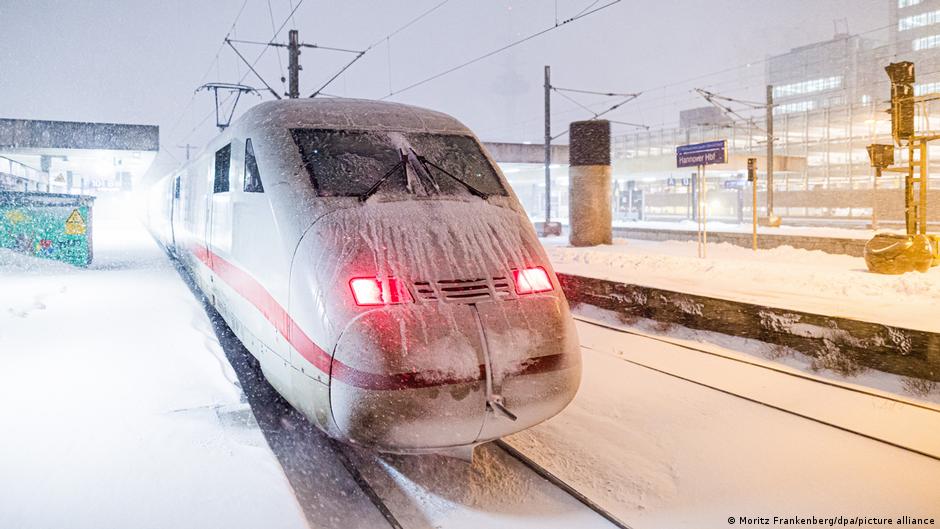 Germany news: Winter storm halts train service in north - DW