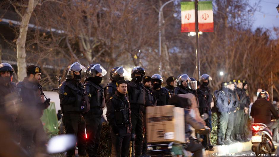 Iran updates: Trump holds off on strikes after assurances - DW.com