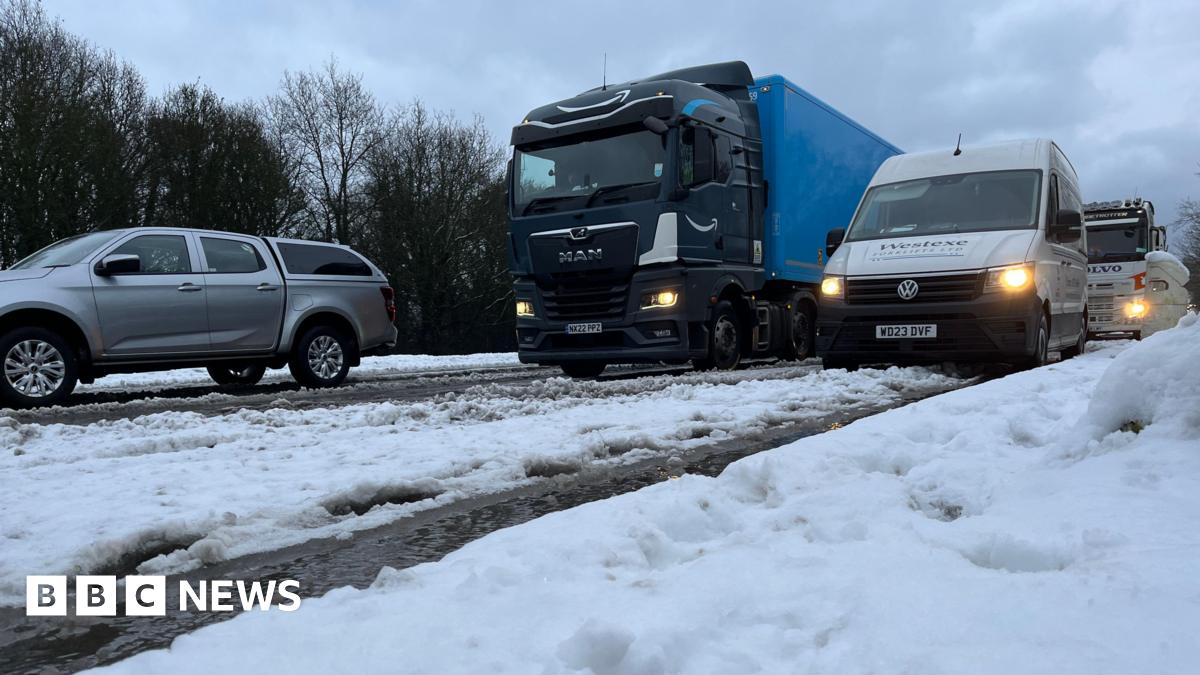 Snow causing disruption in the East Midlands - BBC