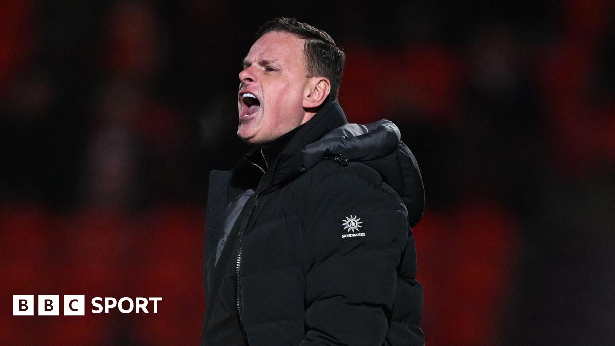 Leyton Orient boss Richie Wellens shouting at his team from the touchline.