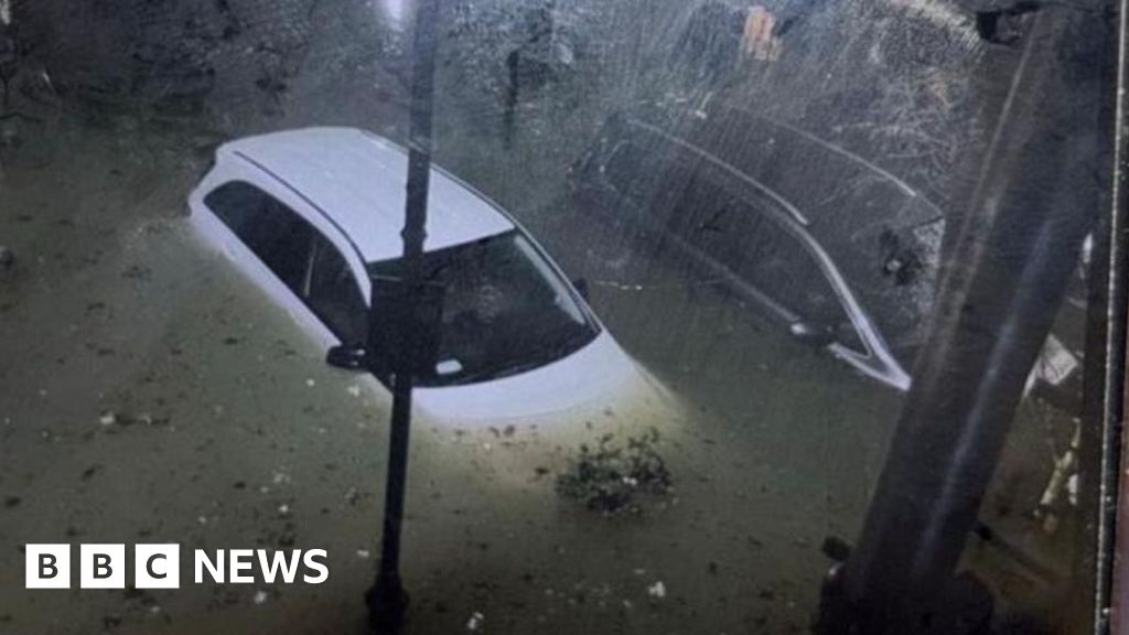 Burst Holland Park water main disrupts supply for thousands