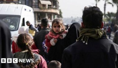 Thousands flee clashes between Syrian government and Kurdish fighters