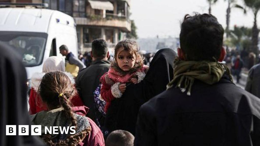 Thousands flee clashes between Syrian government and Kurdish fighters